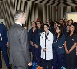 Don Felipe con los alumnos del Hospital Clínico Veterinario