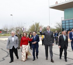 Don Felipe se dirige a pie recorriendo el Campus hacia los talleres de la Escuela Politécnica