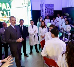 EL Rey durante su visita a los talleres de la Escuela Politécnica