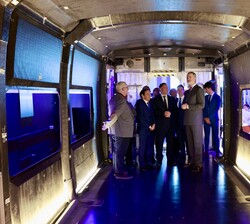 Don Felipe visita la sala Talgo - UAX