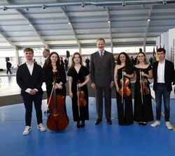 Don Felipe con el cuarteto de alumnos de Facultad de Música y Artes Escénicas de la Universidad Alfonso X el Sabio, intérprete del arreglo