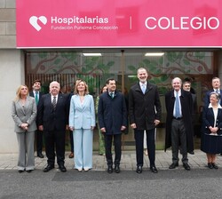 Fotografía de grupo de Su Majestad el Rey junto a las autoridades que le han recibido a su llegada al Centro de Educación Especial Purísima Concepción