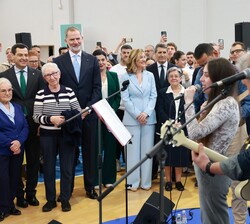 Don Felipe durante la interpretación de la canción "No puedo vivir sin ti", por el grupo Música desde dentro