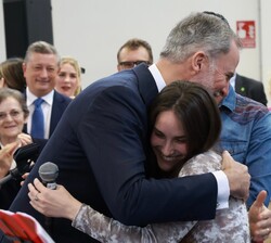 Su Majestad el Rey abraza a la vocalista del grupo tras la interpretación de la canción "No puedo vivir sin ti"