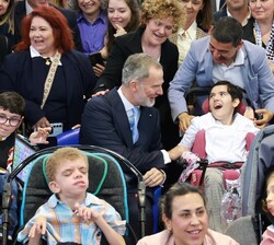 Su Majestad el Rey durante el encuentro posterior a la entrega del galardón