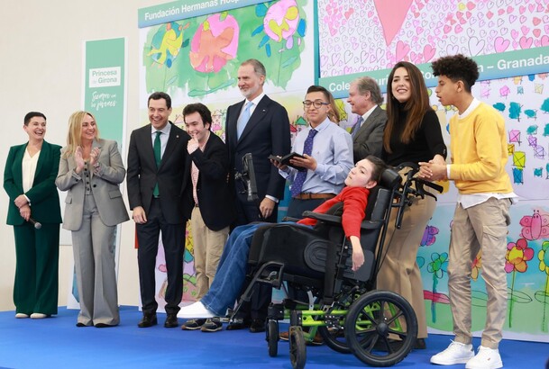 Fotografía de grupo de Su Majestad el Rey acompañado por los alumnos que han recogido el galardón