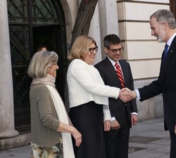 Su Majestad el Rey recibe el saludo de la presidenta del INE, Elena Manzanera en presencia del Secretario de Estado de Economía y Apoyo a la Empresa y