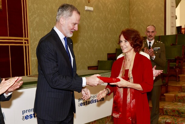 Su Majestad el Rey hace entrega del Premio Nacional de Estadística a María Concepción Bielza