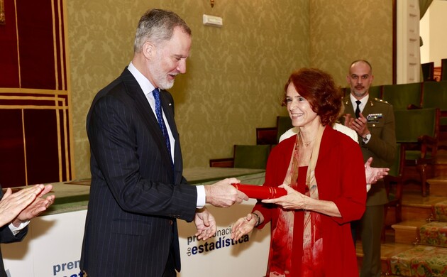 Su Majestad el Rey hace entrega del Premio Nacional de Estadística a María Concepción Bielza