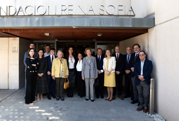 Su Majestad la Reina Doña Sofía junto a las autoridades y personalidades que asistieron a la presentación de la campaña