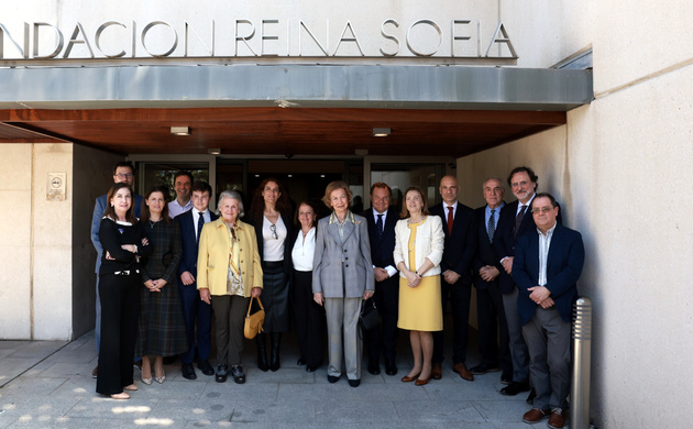 Su Majestad la Reina Doña Sofía junto a las autoridades y personalidades que asistieron a la presentación de la campaña