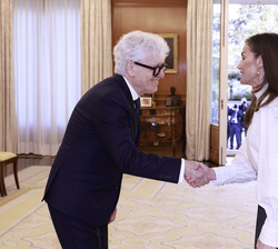 Su Majestad la Reina recibe el saludo del presidente de La Fábrica, Alberto Fesser 