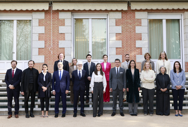 Fotografía de grupo de Su Majestad la Reina con los impulsores del proyecto “Tejiendo Redes. La lana. Patrimonio en extinción”