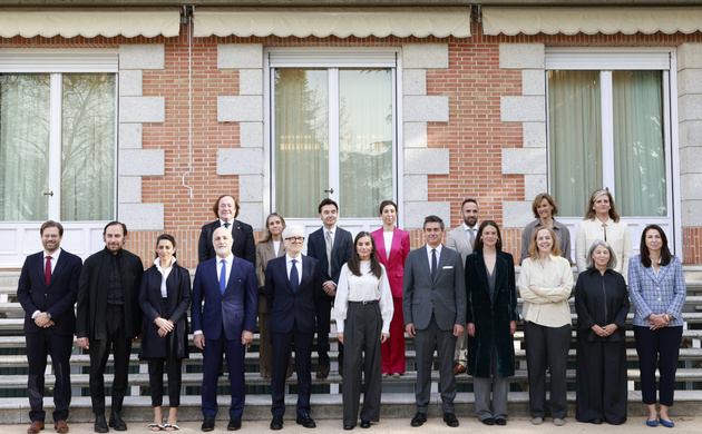 Fotografía de grupo de Su Majestad la Reina con los impulsores del proyecto “Tejiendo Redes. La lana. Patrimonio en extinción”