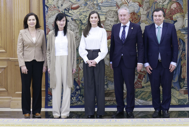 Fotografía de grupo de Su Majestad la Reina con una representación del Consejo Asesor del Cerebro