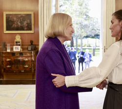 Su Majestad la Reina recibe el saludo de la presidenta de la Fundación ANAR, Silvia Moroder de León