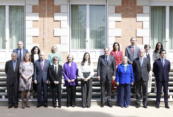 Fotografía de grupo de Su Majestad la Reina con una representación de la Fundación ANAR