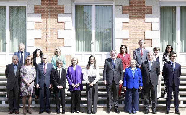 Fotografía de grupo de Su Majestad la Reina con una representación de la Fundación ANAR