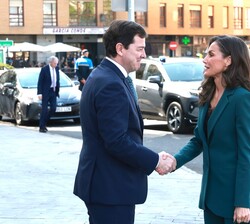 Doña Letizia fue recibida por el presidente de la Junta de Castilla y León, Alfonso Fernández Mañueco