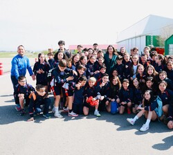 Doña letizia con niños a su llegada a León