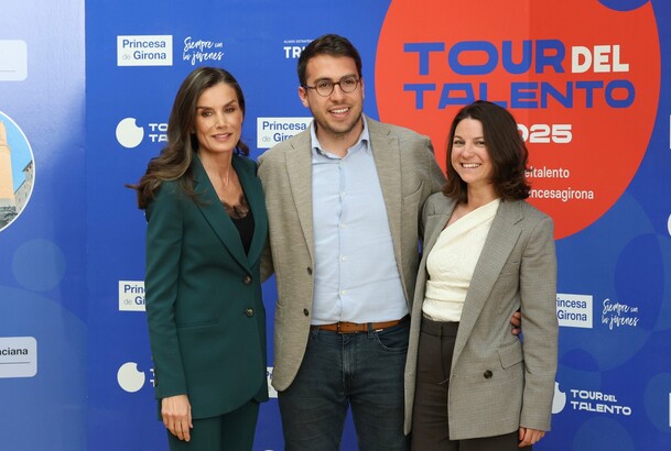 Su Majestsad la Reina junto al Premio Princesa de Girona “CreaEmpresa 2025”, Andreu Dotti y acompañante