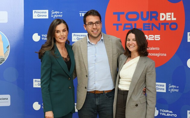 Su Majestsad la Reina junto al Premio Princesa de Girona “CreaEmpresa 2025”, Andreu Dotti y acompañante