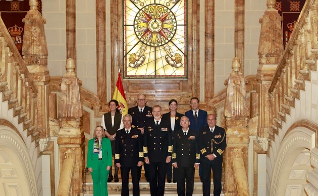 Don Felipe en la escalera monumental junto a las autoridades que le acompañaron durante su visita a la exposición