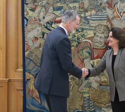 Su Majestad el Rey recibe el saludo de la vicepresidenta ejecutiva de la Comisión Europea para una Transición Limpia, Justa y Competitiva, Dª. Teresa 