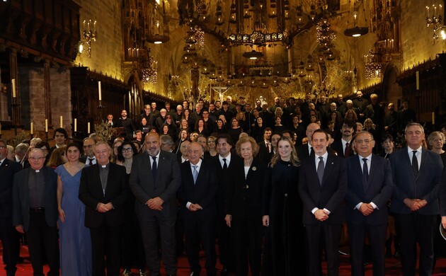 Su Majestad la Reina Doña Sofía en la Catedral-Basílica de Santa María de Mallorca con los artistas y las autoridades asistentes al concierto