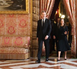 Sus Majestades los Reyes entran en el Comedor de Gala del Palacio Real de Madrid