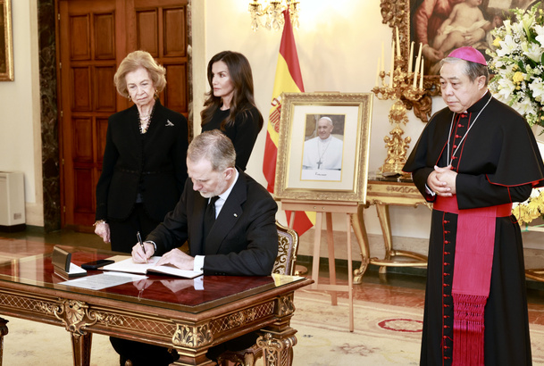 Su Majestad el Rey durante la firma en el libro de condolencias de la Nunciatura Apostólica en Madrid