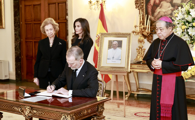 Su Majestad el Rey durante la firma en el libro de condolencias de la Nunciatura Apostólica en Madrid