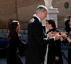 Su Majestad el Rey recibe el bastón de mando de la ciudad de Alcala de Henares de manos de su alcaldesa, Judith Piquet