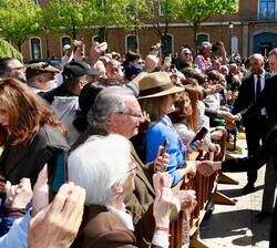 Don Felipe y Doña Letizia saludan al público que les esperaba a su llegada a la Universidad de Alcalá de Henares