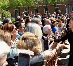 Doña Letizia saluda al público que les esperaba a su llegada a la Universidad de Alcalá de Henares