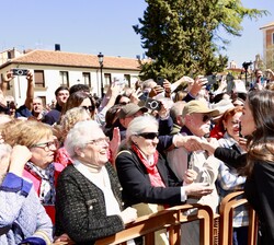 Su Majestad la Reina saluda al público