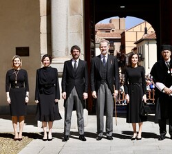 Fotografía de grupo de Sus Majestades los Reyes junto a las autoridades que les han recibido a su llegada a la Universidad de Alcalá de Henares 