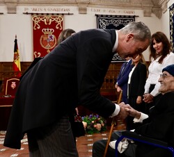 Don Felipe recibe el saludo de Álvaro Pombo, ganador del premio "Miguel de Cervantes" 2024