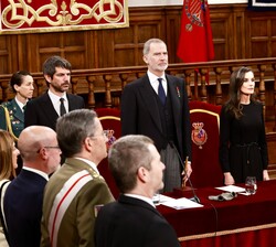 Sus Majestades los Reyes ocupan su lugar en la mesa presidencial