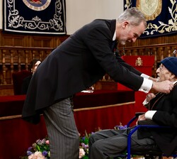 Su Majestad el Rey hace entrega de la medalla del premio "Miguel de Cervantes" 2024 a Álvaro Pombo