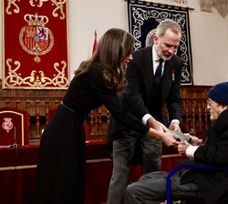 Sus Majestades los Reyes hacen entrega de la escultura del premio "Miguel de Cervantes" a Álvaro Pombo