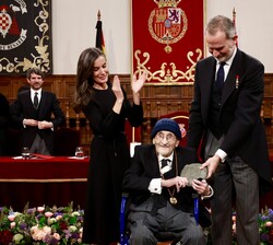 Don Felipe y Doña Letizia posan junto al premiado Álvaro Pombo