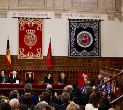 Sus Majestades los Reyes durante las palabras de agradecimiento que Mario Crespo, en nombre de Álvaro Pombo, ha dirigido a los asistentes al acto