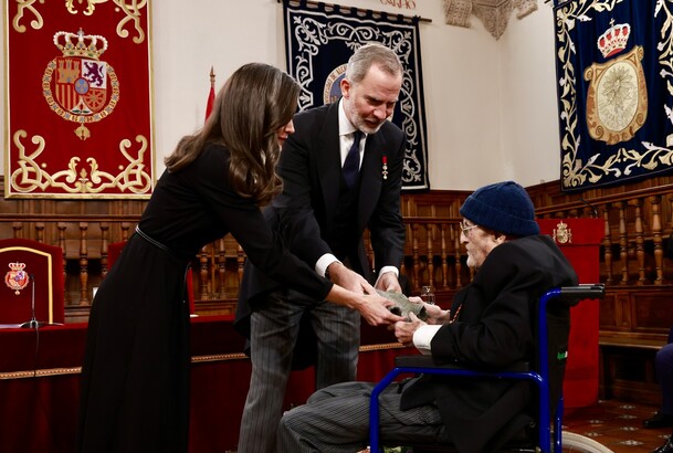 Sus Majestades los Reyes hacen entrega de la escultura del premio "Miguel de Cervantes" a Álvaro Pombo