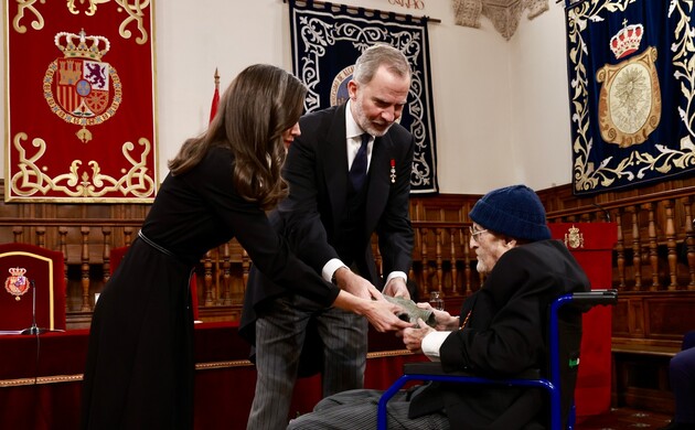 Sus Majestades los Reyes hacen entrega de la escultura del premio "Miguel de Cervantes" a Álvaro Pombo