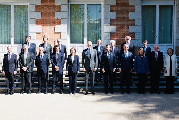 Fotografía de grupo de Su Majestad el Rey con los miembros del Consejo de la Diputación de la Grandeza de España y Títulos del Reino