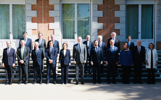 Fotografía de grupo de Su Majestad el Rey con los miembros del Consejo de la Diputación de la Grandeza de España y Títulos del Reino