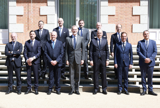 Fotografía de grupo de Su Majestad el Rey con los organizadores de la 43ª edición del Salón Internacional del Automóvil de Barcelona, junto con los pr