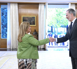 Su Majestad el Rey recibe el saludo de la subsecretaria de Hacienda, Lidia Sánchez Milán