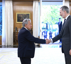 Su Majestad el Rey recibe el saludo del director general del Parque Móvil del Estado Organismo Autónomo, Miguel Ángel Cepeda